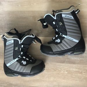 Devine women’s snowboard boots nwot